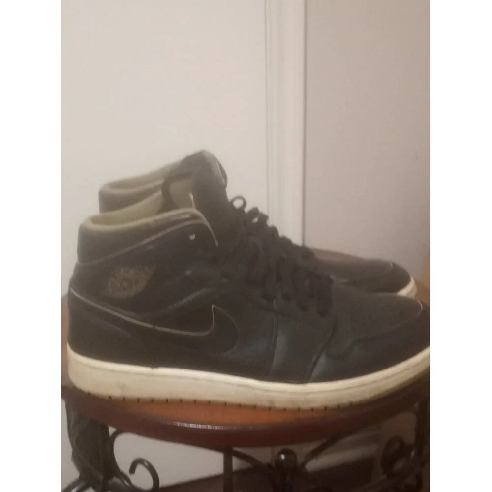 Mens Sz 9.5 Nike Air Jordan 1 Mid Retro 